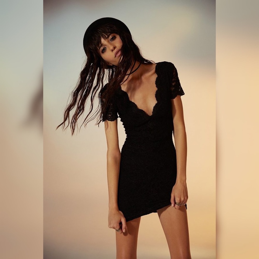 Kimchi Blue Scallop Lace Bodycon Dress